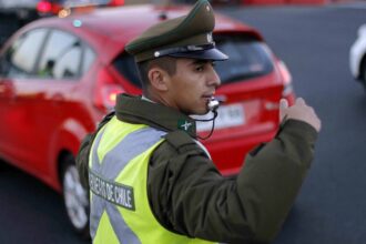 Nueva ley sanciona a conductores que evadan controles policiales: multas y presidio