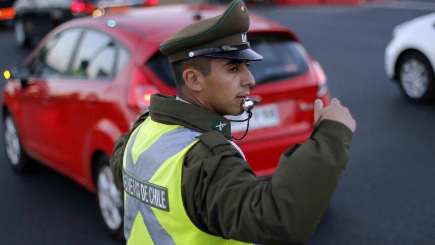 Nueva ley sanciona a conductores que evadan controles policiales: multas y presidio