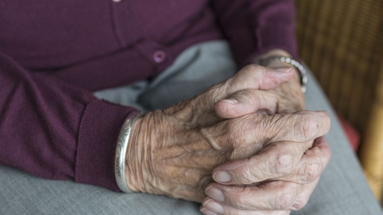 Mujer de 91 años reporta millonario robo en su hogar