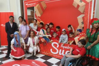 Correos de Chile invita a apadrinar niños con su campaña navideña