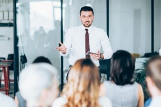 Capacitación docente en tecnologías educativas con fondo escolar en 2024