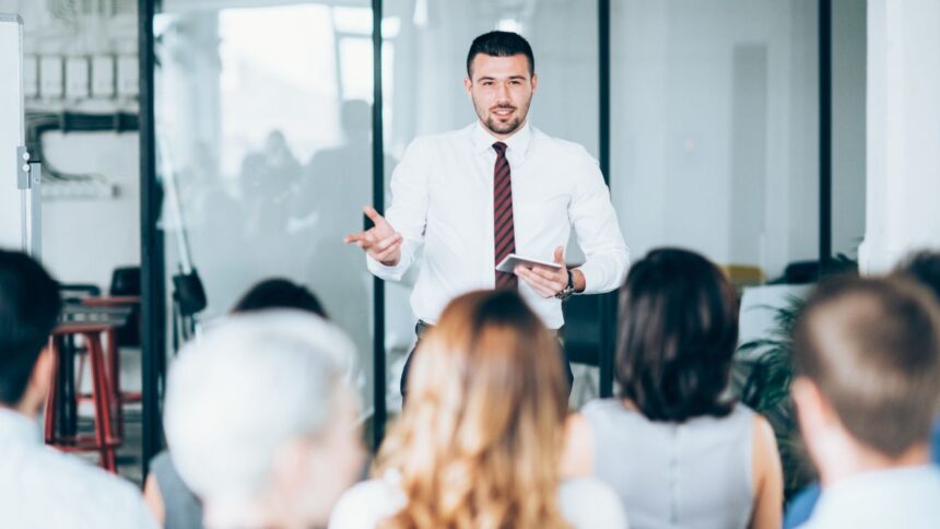 Capacitación docente en tecnologías educativas con fondo escolar en 2024