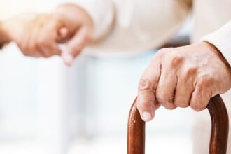 Descubren centro clandestino de adultos mayores en Lo Espejo