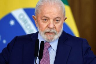 Presidente Lula da Silva acuerda producción de vehículos eléctricos para Brasil