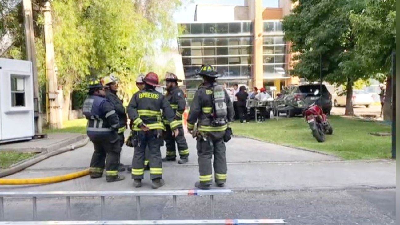 Incendio contenido en bodega de insumos médicos en Huechuraba