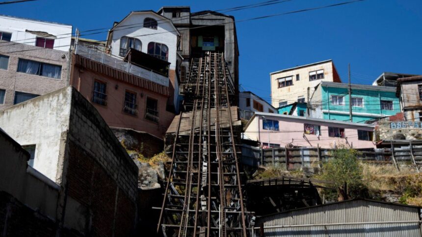 Revitalización del Ascensor Lecheros en Valparaíso: Iniciativa Millonaria de Restauración