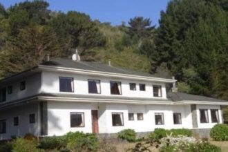 Polémica por compra millonaria de hotel Mehuín durante crisis financiera