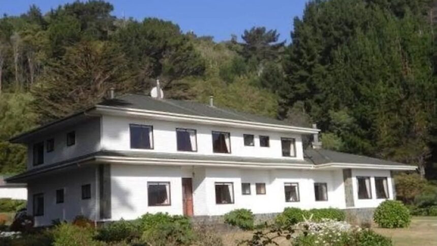 Polémica por compra millonaria de hotel Mehuín durante crisis financiera