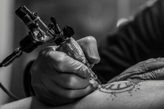 Tatuador detenido por abusos sexuales a cinco víctimas en Chillán