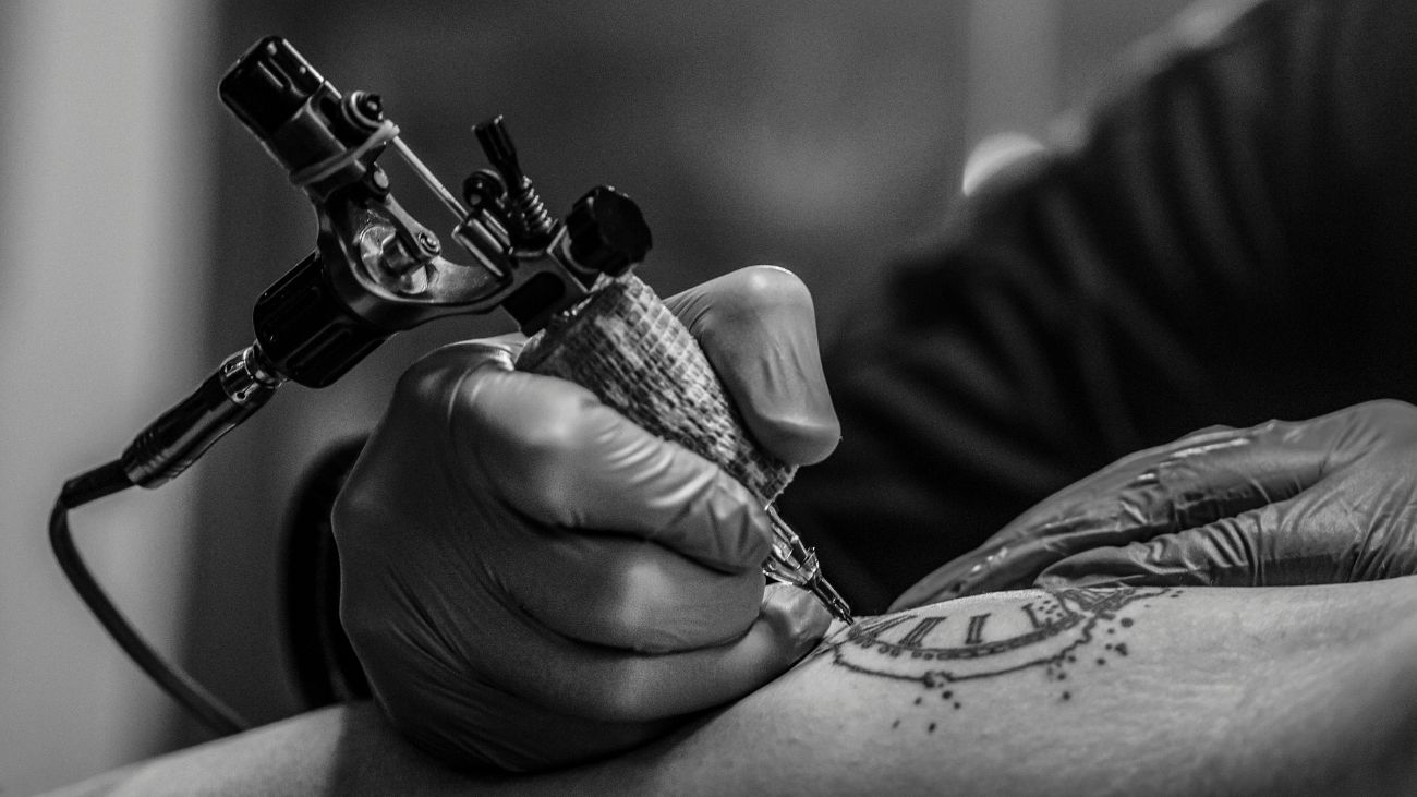 Tatuador detenido por abusos sexuales a cinco víctimas en Chillán
