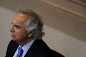 Exigen formalizar a exministro Chadwick por tráfico de influencias en caso Audio