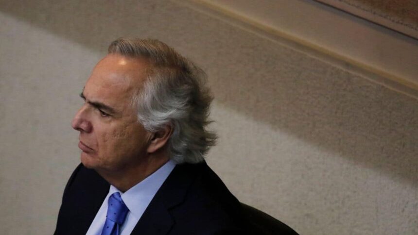 Exigen formalizar a exministro Chadwick por tráfico de influencias en caso Audio