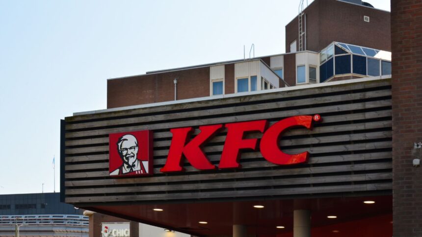 Asaltan local de KFC en Las Condes: roban más de $3.5 millones