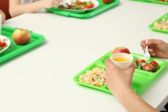 Falta de alimentación en colegios de Penco provoca horario reducido