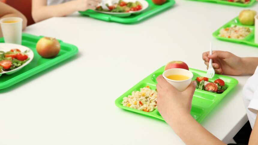 Falta de alimentación en colegios de Penco provoca horario reducido