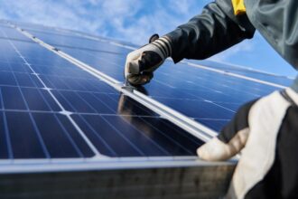 Programa de mentorías empodera a mujeres en energía solar