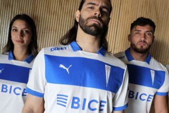 Universidad Católica presenta nueva camiseta en homenaje al título de 1949