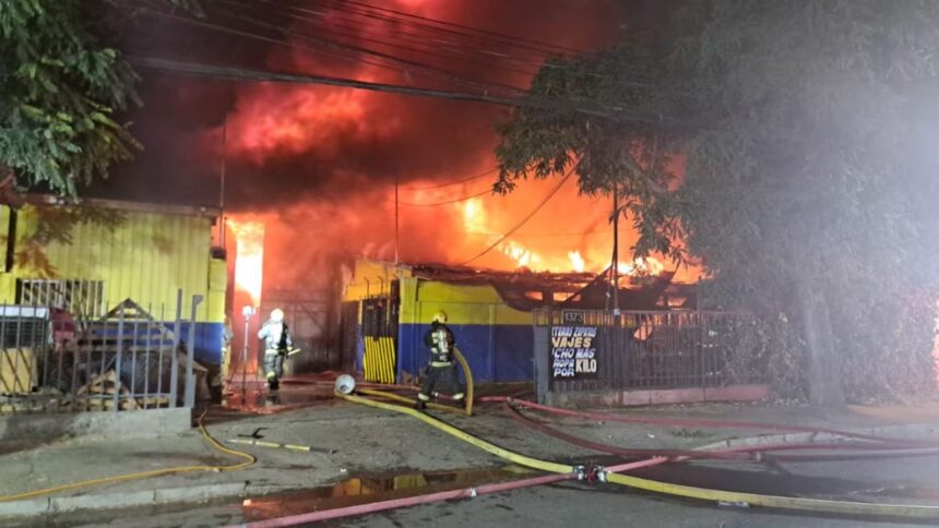 Gran incendio en bodega de Estación Central desata tercera alarma
