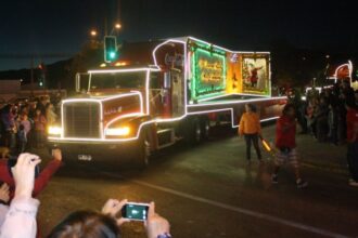 Deslumbrante Caravana Navideña de Coca Cola llega a Temuco 2024