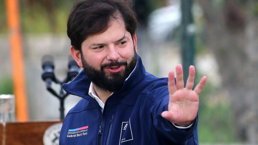 Aprobación de Gabriel Boric aumenta tras caso Monsalve: encuesta Cadem