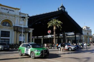 Vendedor ambulante muere apuñalado en Estación Central: crimen en investigación