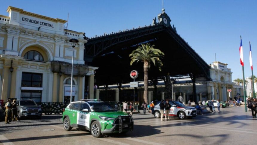 Vendedor ambulante muere apuñalado en Estación Central: crimen en investigación