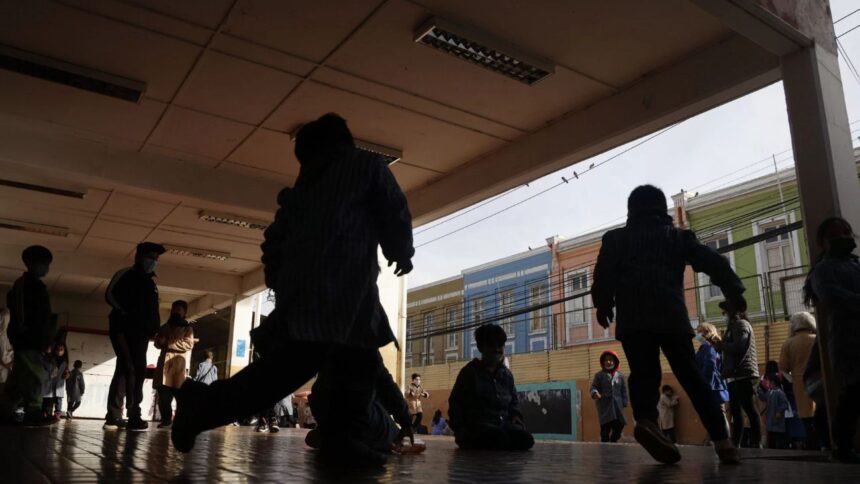 Escuela de Santiago se autodenuncia por agresión a niño con autismo