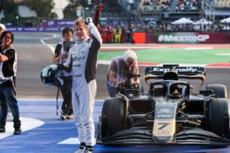 Brad Pitt sorprende en podio de Fórmula 1 en Abu Dhabi