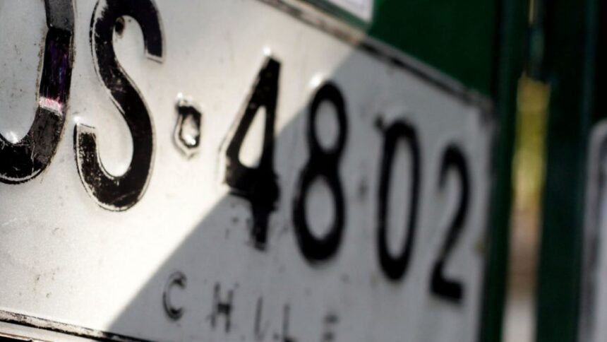 Infracción por circular sin placa: multas y suspensión de licencia