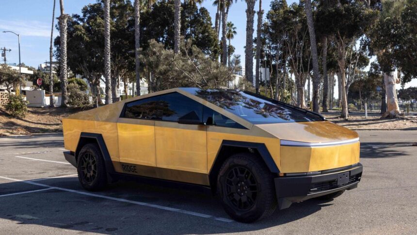 Subasta de la Teslita Cybertruck recubierta de oro sorprende en Cars&Bids