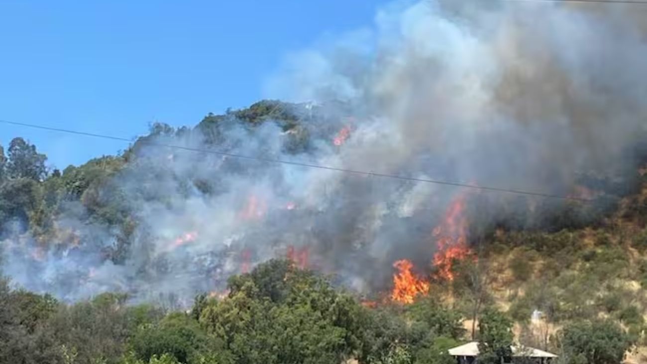 Incendio en Concepción: Bomberos luchan contra llamas en centro histórico