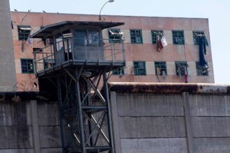 Parlamentarios piden urgencia a proyecto de ley para aislar reos peligrosos