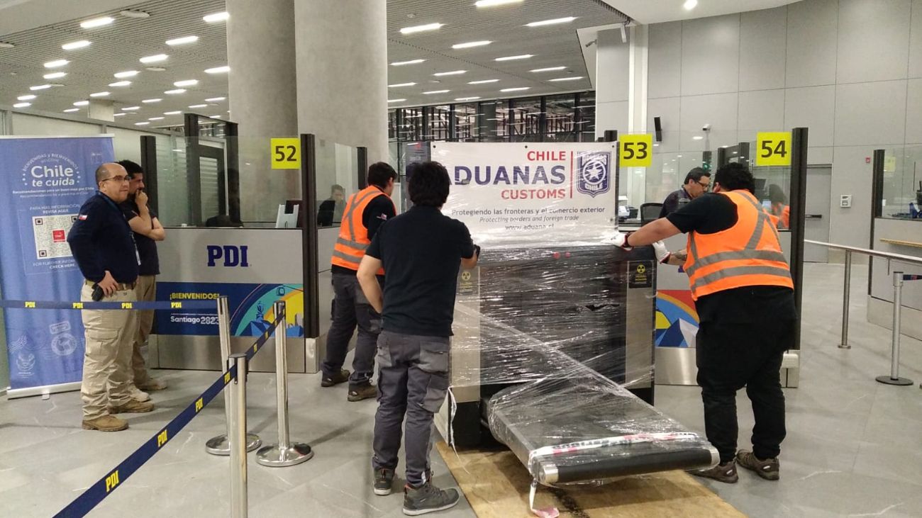 Desorden y falta de escáner en aduanas del Aeropuerto de Santiago Desorden y falta de escáner en aduanas del Aeropuerto de Santiago