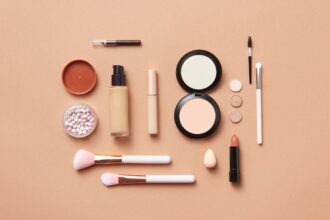 Riesgos para la salud por comprar maquillaje en la calle