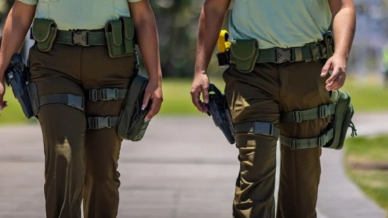 Carabineros estrenan uniforme en Metropolitana y reciben vehículos en Valparaíso