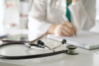 Proyecto de ley obliga a médicos a atender por Fonasa