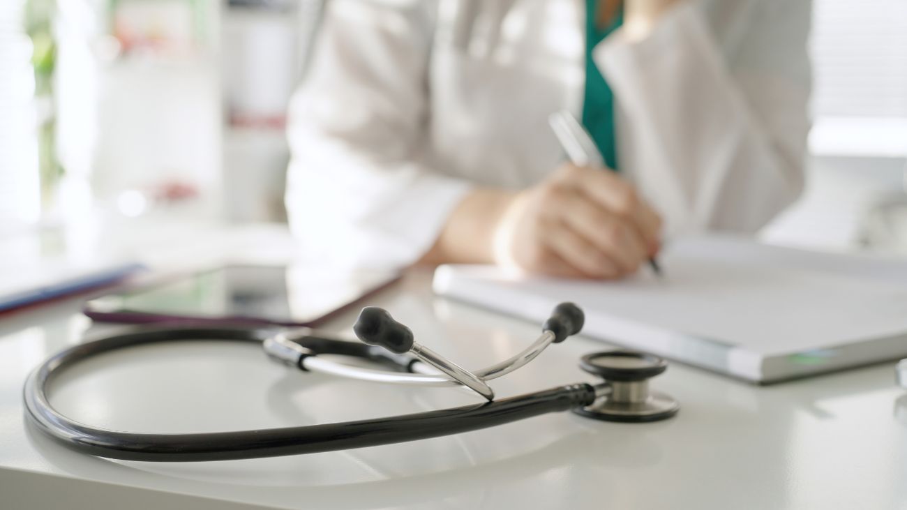Proyecto de ley obliga a médicos a atender por Fonasa