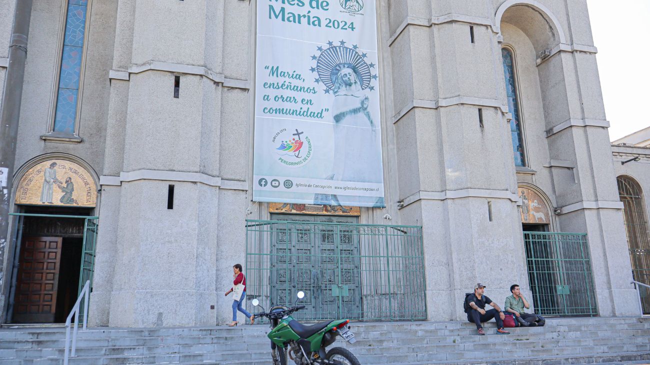 Hombre se quema a lo bonzo en Catedral de Concepción, estado crítico Hombre se quema a lo bonzo en Catedral de Concepción, estado crítico