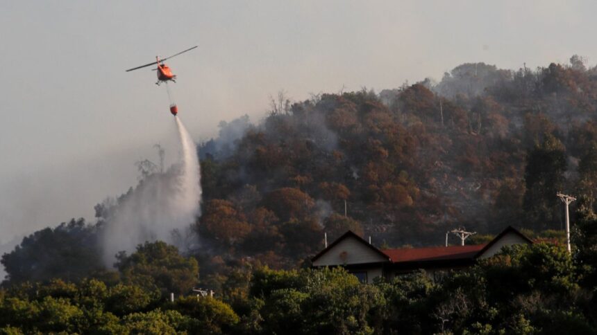 Intenso despliegue para controlar incendio en Paine: últimas noticias