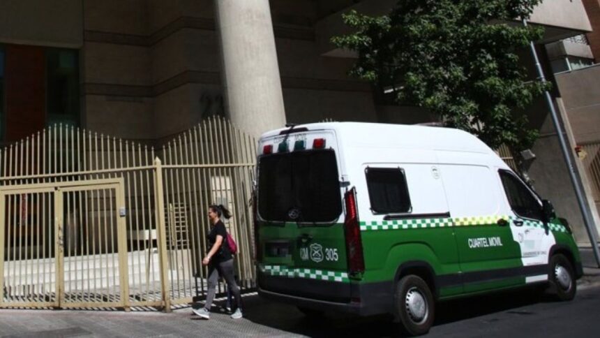 Hallan hombre muerto amarrado en departamento arrendado por Booking en Santiago