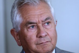 Exministro de Salud critica a Isapres y Fonasa por falta de reformas