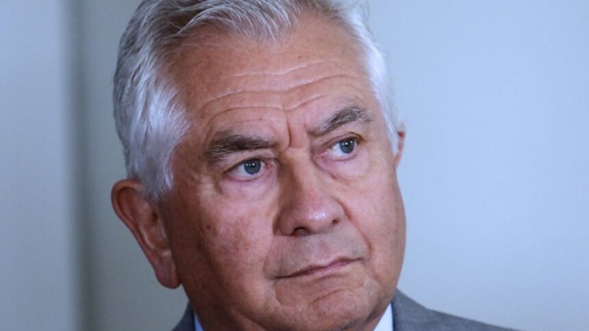 Exministro de Salud critica a Isapres y Fonasa por falta de reformas