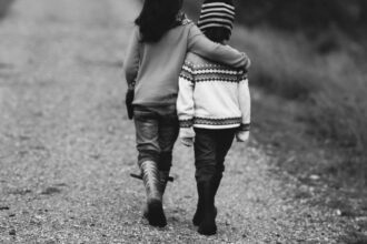 Encuesta Eanna revela 507.800 niños trabajadores en Chile: impacto y medidas