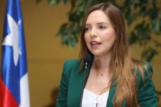 Camila Flores critica plan de regularización de migrantes ilegales en Chile