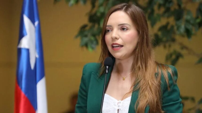 Camila Flores critica plan de regularización de migrantes ilegales en Chile