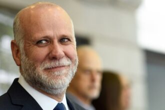 Ministro culpa al gobierno anterior por efecto llamado de migrantes