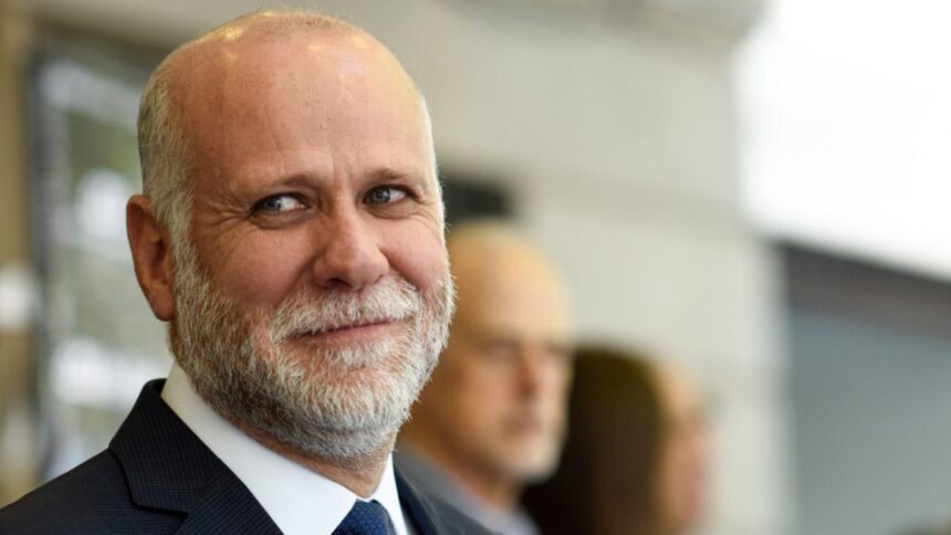 Ministro culpa al gobierno anterior por efecto llamado de migrantes