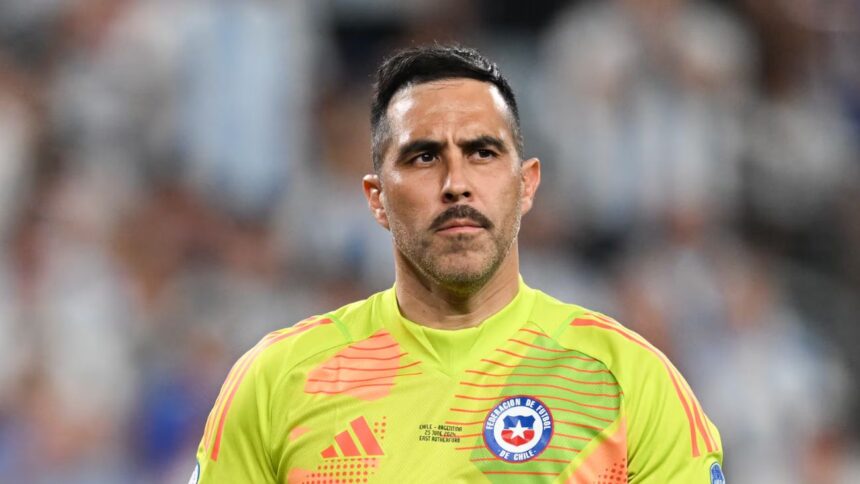 Colo Colo busca arquero y analiza regreso de Claudio Bravo