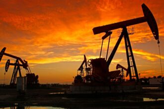 Perspectivas del mercado petrolero en 2025: desequilibrio entre oferta y demanda