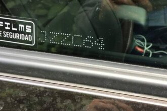Nueva medida en Chile para grabar patentes en vidrios de autos